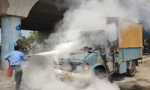 Karwar : मालवाहक वाहन में आग लग गई Karwar : मालवाहक वाहन में आग लग गई