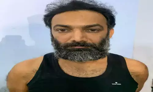वांटेड अपराधी वीरेंद्र तोमर को रायपुर कोर्ट में पेश किया गया वांटेड अपराधी वीरेंद्र तोमर को रायपुर कोर्ट में पेश किया गया