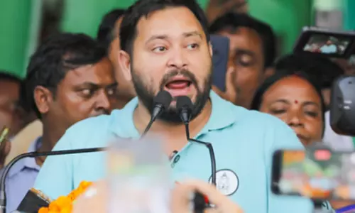 Bihar के काराकाट में रैली के दौरान तेजस्वी ने मनाया 36वां जन्मदिन Bihar के काराकाट में रैली के दौरान तेजस्वी ने मनाया 36वां जन्मदिन