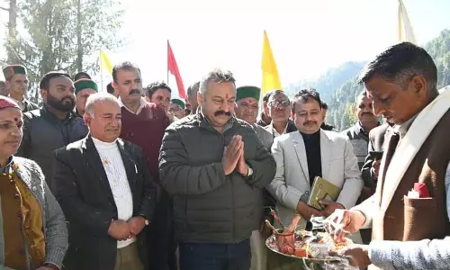 Rohit Thakur ने टिक्कर में 7 करोड़ रुपये की सड़क परियोजना का शिलान्यास किया