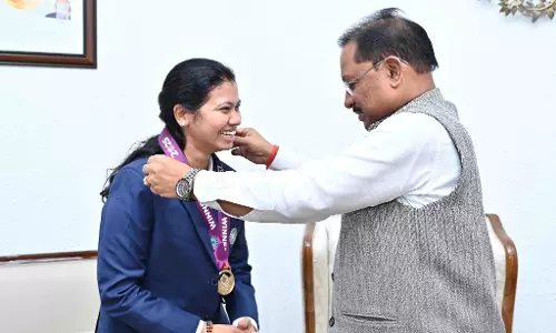 CM साय से महिला क्रिकेट टीम की फिजियोथेरेपिस्ट आकांक्षा सत्यवंशी ने की मुलाकात CM साय से महिला क्रिकेट टीम की फिजियोथेरेपिस्ट आकांक्षा सत्यवंशी ने की मुलाकात