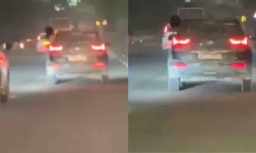 Lucknow में शहीद पथ पर चलती कार से खतरनाक स्टंट करती दिखी महिला