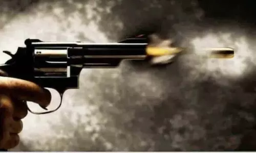 सहपाठी को घर लाने पर दो छात्रों ने गोली मारी सहपाठी को घर लाने पर दो छात्रों ने गोली मारी