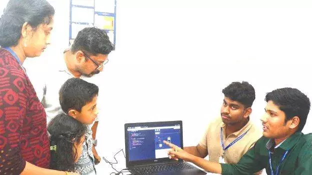 kerala: तिरुवनंतपुरम के छात्रों ने बनाया ‘सुरक्षित आवाज़’ रिफ्लेक्टर
