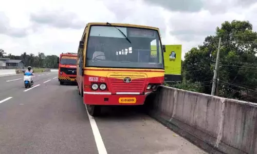 Kerala : एलिवेटेड रोड पर रेलिंग से टकराई बस, बड़ा हादसा टला Kerala : एलिवेटेड रोड पर रेलिंग से टकराई बस, बड़ा हादसा टला