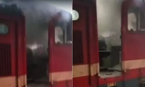 MP : भोपाल सुपरफास्ट ट्रेन के इंजन में आग लगने से यात्रियों में दहशत फैल गई MP : भोपाल सुपरफास्ट ट्रेन के इंजन में आग लगने से यात्रियों में दहशत फैल गई