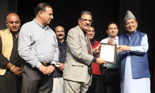 येंबरज़ल फाउंडेशन ने Kashmiri नाटक साथ ते सतीसार का मंचन किया