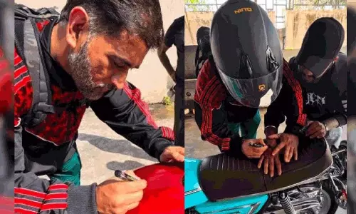 फैन ने हाथ पर मांगा ऑटोग्राफ.. Dhoni के रिएक्शन से हैरान हुए नेटिज़न्स