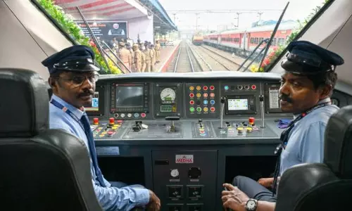 Kerala : मलयाली लोको पायलटों ने एर्नाकुलम से बेंगलुरु तक वंदे भारत का भव्य शुभारंभ किया Kerala : मलयाली लोको पायलटों ने एर्नाकुलम से बेंगलुरु तक वंदे भारत का भव्य शुभारंभ किया