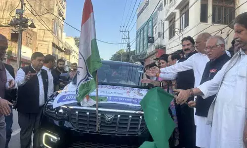 Karra ने वोट चोरी के खिलाफ हस्ताक्षर ले जाने वाले वाहन को हरी झंडी दिखाई