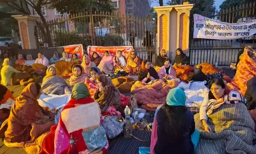 Ludhiana: सरकारी और निजी सहायता प्राप्त स्कूल शिक्षकों ने लंबित वेतन की मांग को लेकर रात भर विरोध प्रदर्शन Ludhiana: सरकारी और निजी सहायता प्राप्त स्कूल शिक्षकों ने लंबित वेतन की मांग को लेकर रात भर विरोध प्रदर्शन