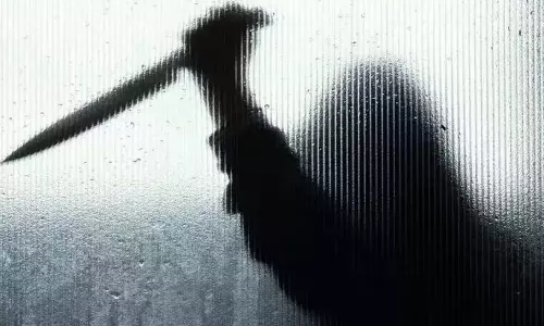 प्राइवेट मेडिकल प्रैक्टिशनर की गला रेतकर हत्या, ग्रामीणों ने एक आरोपी को दबोचा