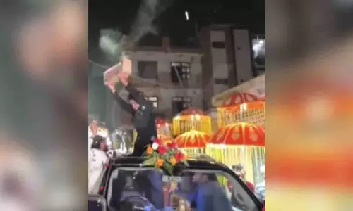 Delhi में शादी में अफरा-तफरी, कार की सनरूफ से पटाखे फोड़े गए Delhi में शादी में अफरा-तफरी, कार की सनरूफ से पटाखे फोड़े गए