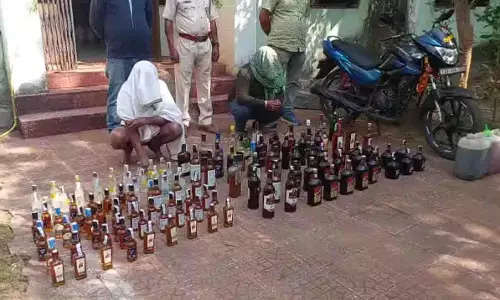 Odisha: बारीपदा में नकली विदेशी शराब का रैकेट पकड़ा