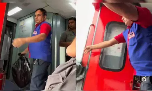 चलती ट्रेन से कचरा फेंकते हुए अटेंडेंट, रेलवे ने वायरल वीडियो पर प्रतिक्रिया दी चलती ट्रेन से कचरा फेंकते हुए अटेंडेंट, रेलवे ने वायरल वीडियो पर प्रतिक्रिया दी