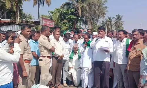 Karnataka : मक्का क्रय केंद्र खोलने की मांग को लेकर राष्ट्रीय राजमार्ग बंद