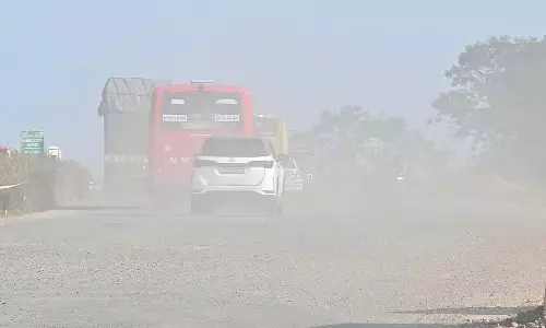 गड्ढों वाली सड़क की मरम्मत में लापरवाही; सांस की समस्याएँ बढ़ीं गड्ढों वाली सड़क की मरम्मत में लापरवाही; सांस की समस्याएँ बढ़ीं
