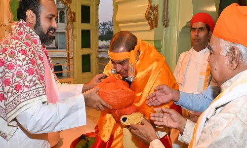 Mukesh Ambani ने नाथद्वारा का दौरा किया, यात्री एवं वरिष्ठ सेवा सदन परियोजना की घोषणा की Mukesh Ambani ने नाथद्वारा का दौरा किया, यात्री एवं वरिष्ठ सेवा सदन परियोजना की घोषणा की