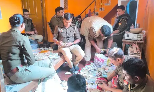 पुलिस की सबसे बड़ी कार्रवाई...नोट गिनने में लगे 22 घंटे पुलिस की सबसे बड़ी कार्रवाई...नोट गिनने में लगे 22 घंटे