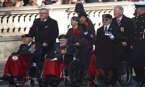 Britain में राजा चार्ल्स तृतीय द्वारा स्मरण दिवस के अवसर पर आयोजित भावपूर्ण समारोह में मौन रखा गया