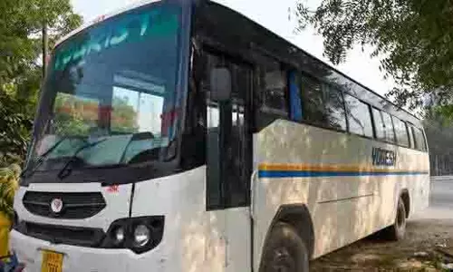 Noida में बस की चपेट में आने से 19 वर्षीय युवती की मौत