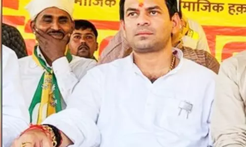 क्या तेजप्रताप अकेले ही हल चला रहे हैं या बड़ी राजनीतिक महत्वाकांक्षा के लिए जमीन तैयार कर रहे हैं