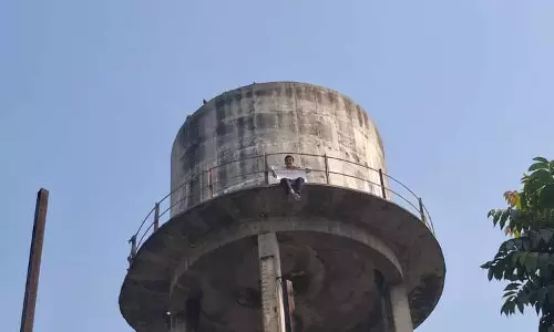 Tarn Taran में बेरोजगार युवक पानी की टंकी पर चढ़े, सरकार के खिलाफ प्रदर्शन