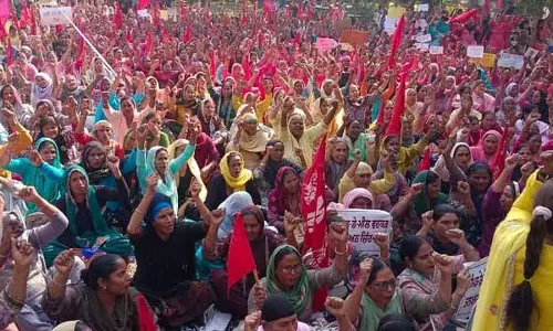 ASHA, मिड-डे मील और अन्य मानदेय कर्मचारियों ने अधूरे वादों के खिलाफ तरनतारन में किया प्रदर्शन ASHA, मिड-डे मील और अन्य मानदेय कर्मचारियों ने अधूरे वादों के खिलाफ तरनतारन में किया प्रदर्शन