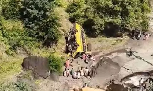 स्कूल बस Akkalkuwa के पास घाटी में गिरी, 1 की मौत, 15 घायल स्कूल बस Akkalkuwa के पास घाटी में गिरी, 1 की मौत, 15 घायल