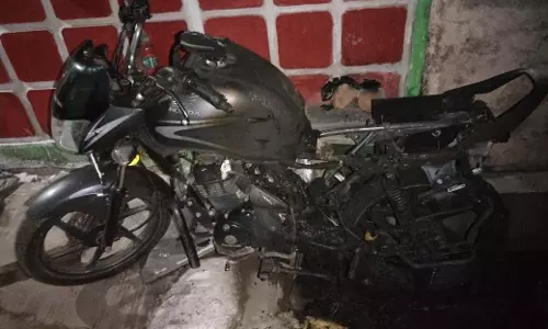 10 वर्षीय बालक ने मकान और वाहनों में लगाई आग, पुलिस कर रही कार्रवाई 10 वर्षीय बालक ने मकान और वाहनों में लगाई आग, पुलिस कर रही कार्रवाई