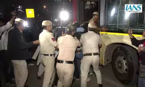 बढ़ते वायु प्रदूषण पर India Gate पर प्रदर्शन, पुलिस ने दर्जनों प्रदर्शनकारियों को किया गिरफ्तार बढ़ते वायु प्रदूषण पर India Gate पर प्रदर्शन, पुलिस ने दर्जनों प्रदर्शनकारियों को किया गिरफ्तार