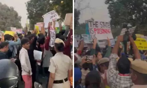 Air Pollution के मुद्दे पर इंडिया गेट पर दिल्ली निवासियों का विरोध प्रदर्शन, हिरासत में लिया गया Air Pollution के मुद्दे पर इंडिया गेट पर दिल्ली निवासियों का विरोध प्रदर्शन, हिरासत में लिया गया