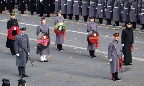King Charles III ने सेनोटैफ पर युद्ध शहीदों को दी श्रद्धांजलि