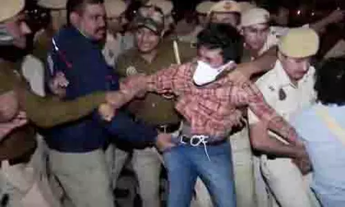 Delhi पुलिस ने इंडिया गेट प्रदर्शनकारियों को हिरासत में लिया Delhi पुलिस ने इंडिया गेट प्रदर्शनकारियों को हिरासत में लिया