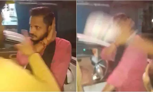 UP: फिरोजपुर में महिला ने पत्रकार को करीब 7 बार थप्पड़ और चप्पल से मारा UP: फिरोजपुर में महिला ने पत्रकार को करीब 7 बार थप्पड़ और चप्पल से मारा