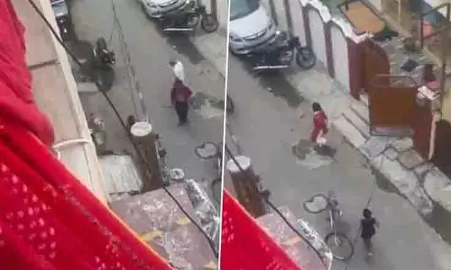 Varanasi में शादी की मांग पर महिला पर लाठीचार्ज Varanasi में शादी की मांग पर महिला पर लाठीचार्ज
