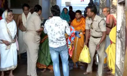 पुरी श्रीमंदिर में पिता ने बीमार बेटे को गोद में लेकर की भगवान से प्रार्थना