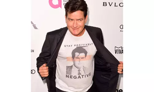 Charlie Sheen ने  की टॉम क्रूज़ से बॉर्न ऑन द फोर्थ ऑफ़ जुलाई में मिली हार पर खुलकर बात