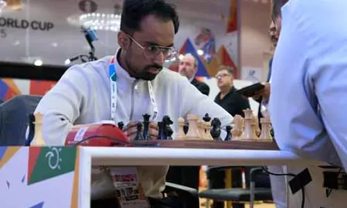 फिडे विश्व कप: कार्तिक वेंकटरमन ने चौथे दौर में जगह बनाई फिडे विश्व कप: कार्तिक वेंकटरमन ने चौथे दौर में जगह बनाई