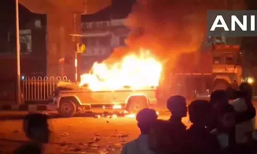 बाइक हादसे से पुलिस वाहन में आग, SP ने कार्रवाई का किया आश्वासन