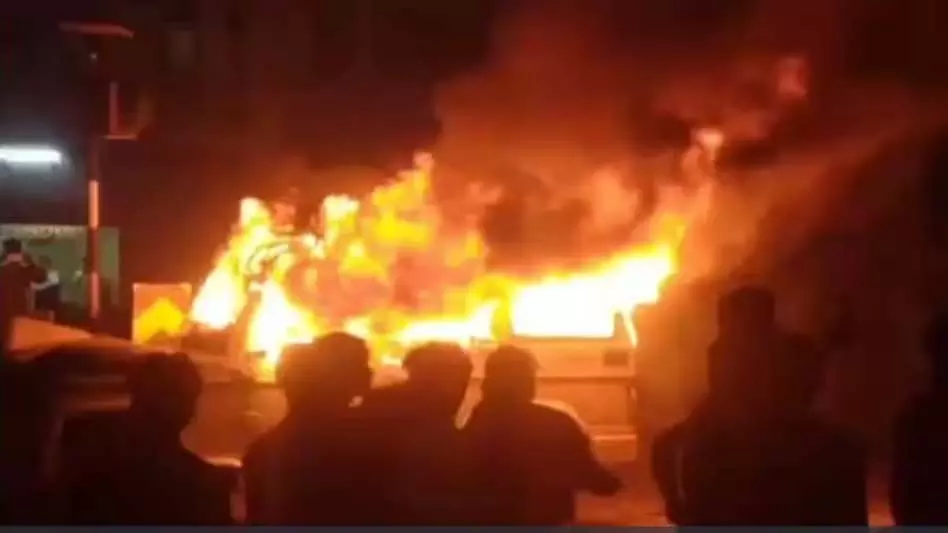 पुलिस वाहन को भीड़ ने जलाया, एक्सीडेंट के बाद यहां भारी तनाव पुलिस वाहन को भीड़ ने जलाया, एक्सीडेंट के बाद यहां भारी तनाव