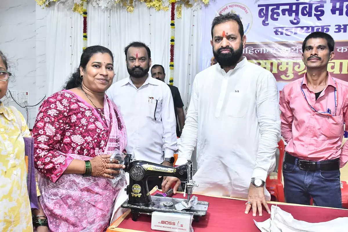 Mumbai : जूसर मिक्सर बांटते समय वोटर्स से शिवसेना उम्मीदवार को सपोर्ट करने की अपील की Mumbai : जूसर मिक्सर बांटते समय वोटर्स से शिवसेना उम्मीदवार को सपोर्ट करने की अपील की