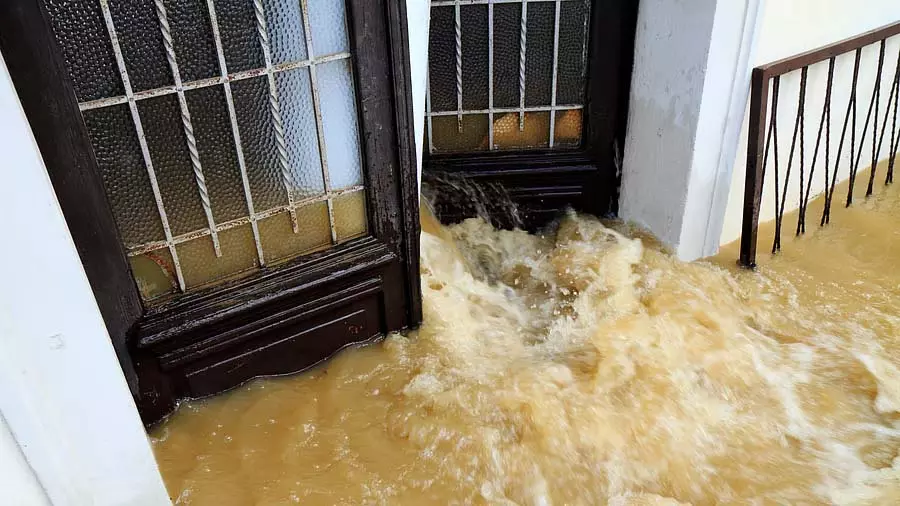 कोच्चि में KWA पानी की टंकी गिरने से घरों में पानी भर गया, गाड़ियां बह गई कोच्चि में KWA पानी की टंकी गिरने से घरों में पानी भर गया, गाड़ियां बह गई