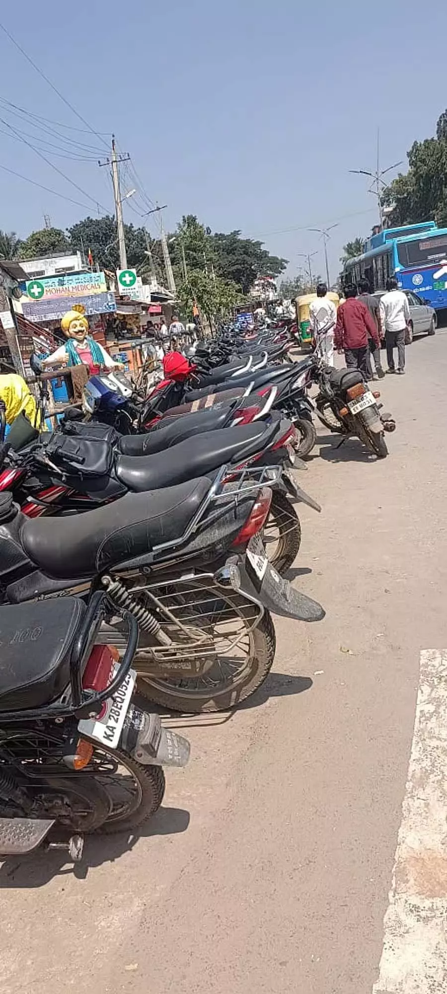 Harohalli : पार्किंग की अव्यवस्था सार्वजनिक विरोध में बदल गई Harohalli : पार्किंग की अव्यवस्था सार्वजनिक विरोध में बदल गई
