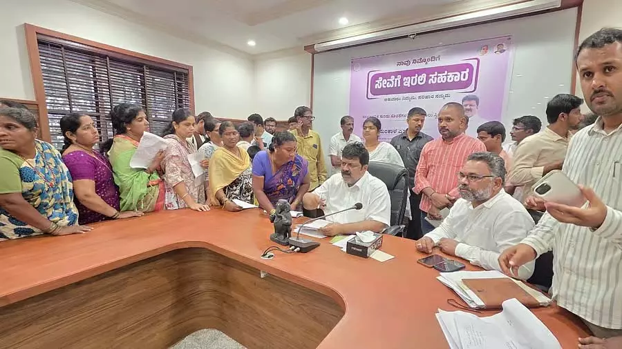 Bhatkal : मंत्री मनकाला वैद्य ने लोगों की समस्याएं सुनी Bhatkal : मंत्री मनकाला वैद्य ने लोगों की समस्याएं सुनी