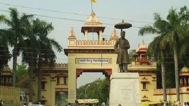 Varanasi: डॉक्टर से बदसलूकी और मारपीट, BHU में तनाव का माहौल Varanasi: डॉक्टर से बदसलूकी और मारपीट, BHU में तनाव का माहौल