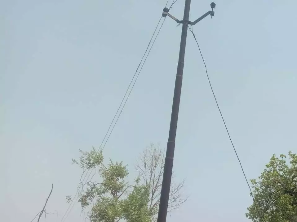 OMG रास्ते पर मौत! बिजली का खंभा गिरा, और फिर... OMG रास्ते पर मौत! बिजली का खंभा गिरा, और फिर...