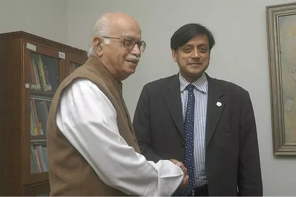 आडवाणी की सराहना पर कांग्रेस ने थरूर से किनारा किया आडवाणी की सराहना पर कांग्रेस ने थरूर से किनारा किया