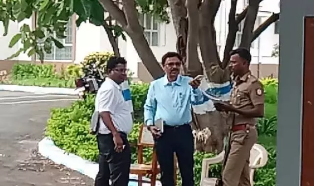 करूर ट्रैफिक जाम: बिजली बोर्ड के अधिकारी जांच के लिए CBI के सामने पेश हुए करूर ट्रैफिक जाम: बिजली बोर्ड के अधिकारी जांच के लिए CBI के सामने पेश हुए