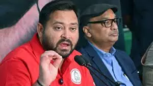 बिहार चुनाव: तेजस्वी ने आयोग पर पारदर्शिता की कमी का लगाया आरोप बिहार चुनाव: तेजस्वी ने आयोग पर पारदर्शिता की कमी का लगाया आरोप